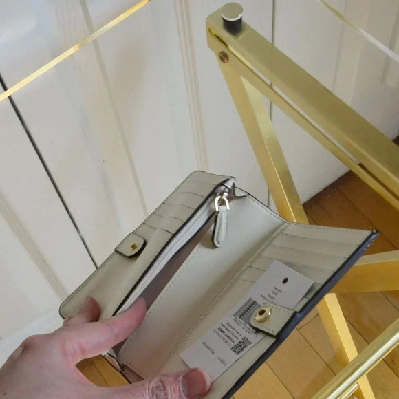 Kate Spade KJ058 NYC Big Apple Medium Wallet - Picture 8 of 9